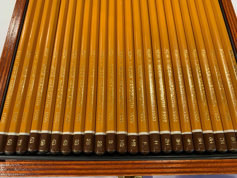 Zestaw ołówków Koh-I-Noor w kasecie drewnianej grafitowe 8B-10H 24 szt