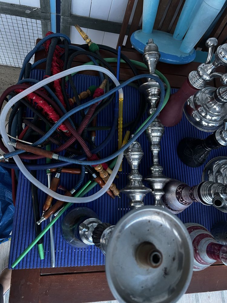 Diversas shishas e acessorios