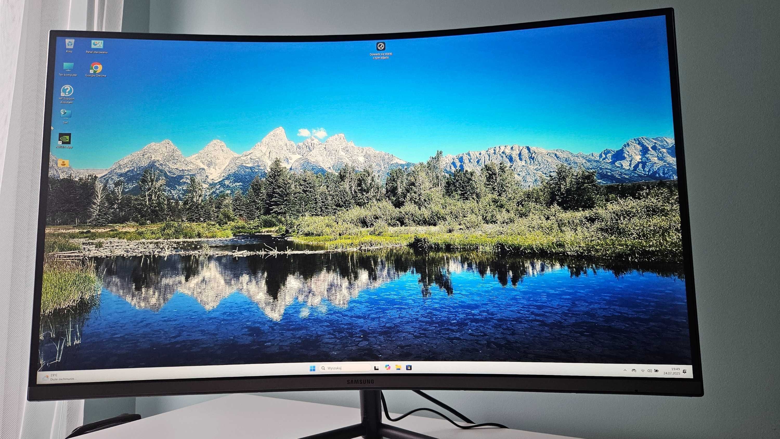 Efektowny monitor  Samsung U32R590 4k, zakrzywiony ekran
