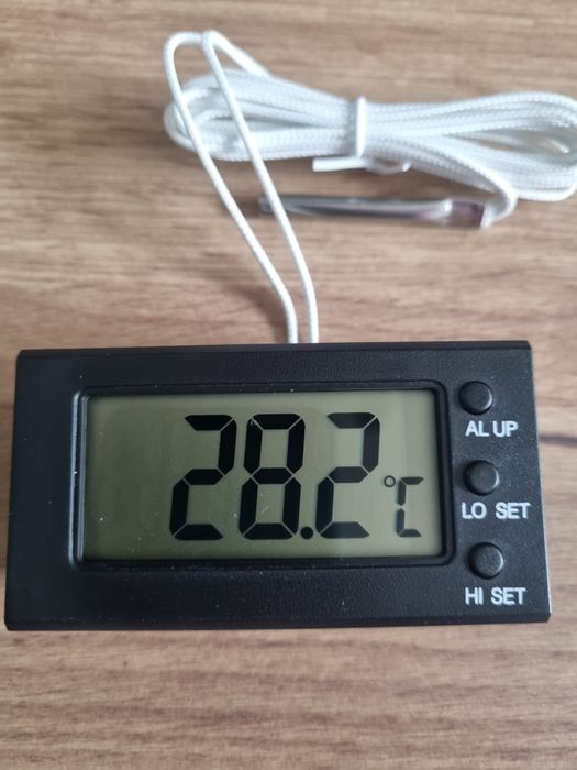 Duży termometr tablicowy z alarmem.