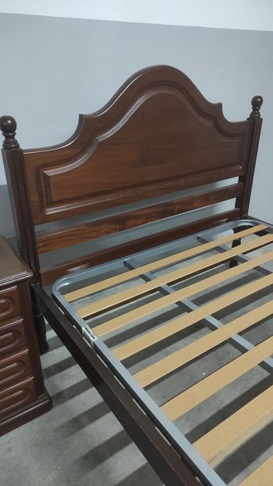 Cama de casal com mesa de cabeceira