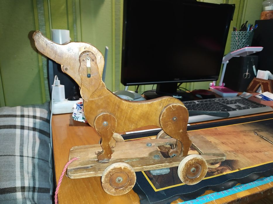 Деревянная винтажная игрушка, собака на колёсах .