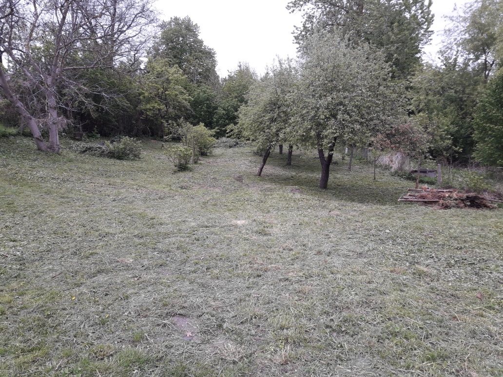 Dom z ziemia rolna.