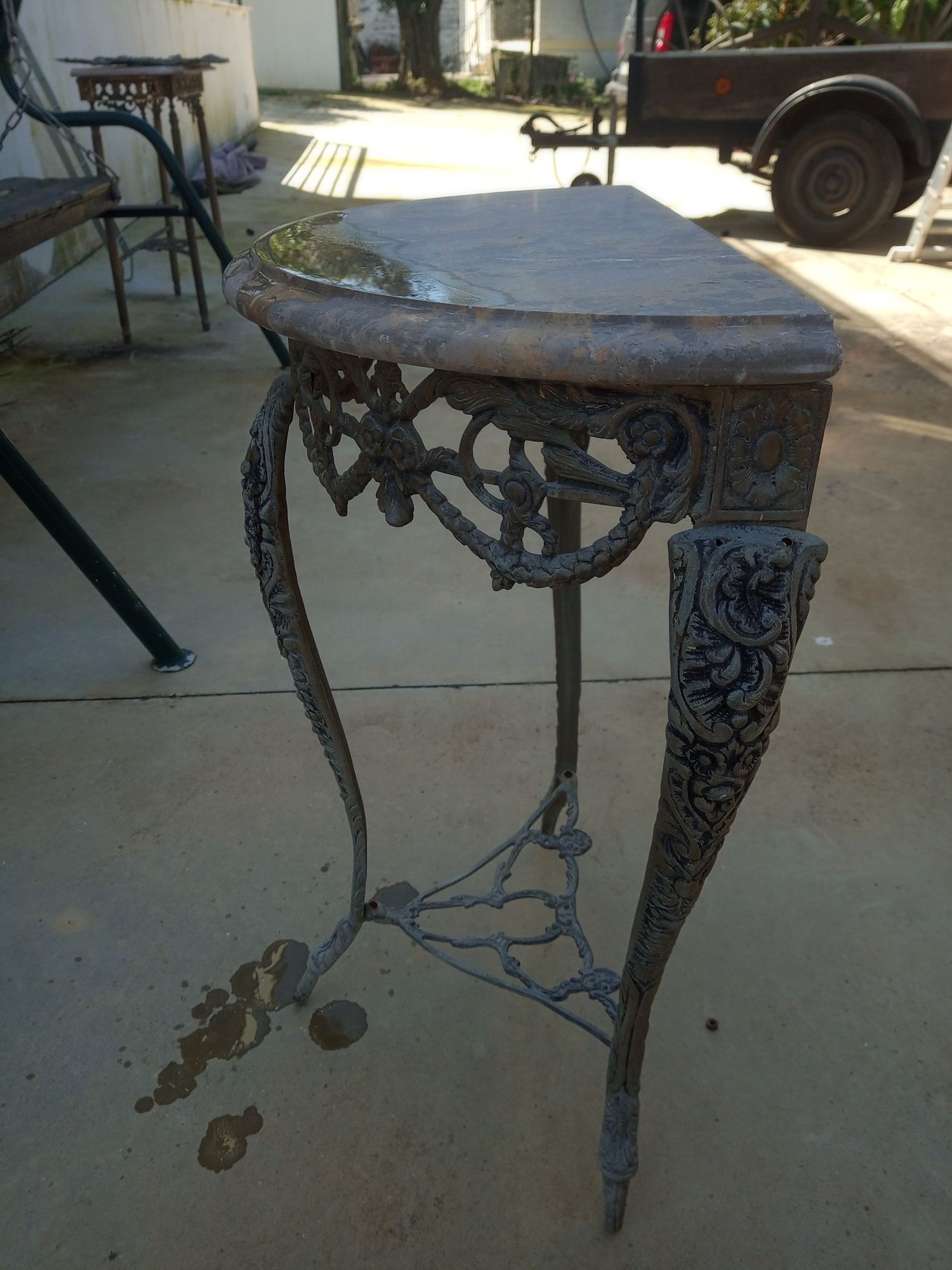 Mesa em bronze com tampo em mármore
