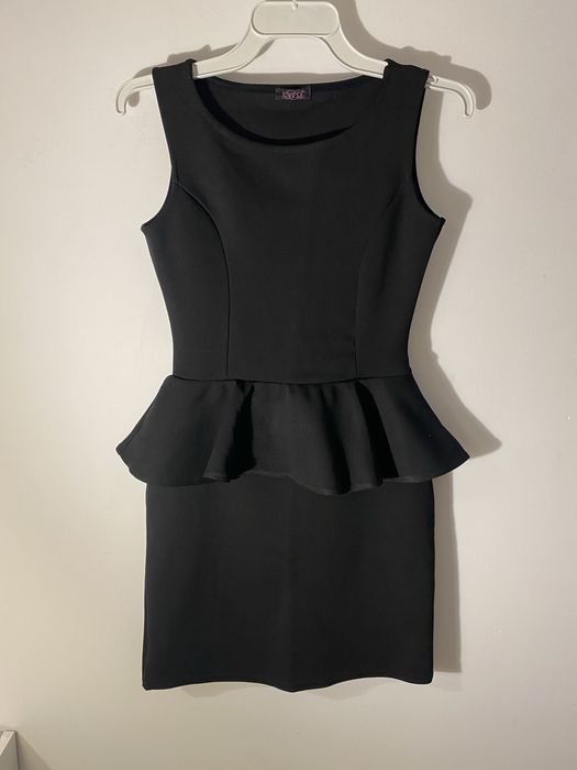 Sukienka dopasowana z falbanka 10/M/38