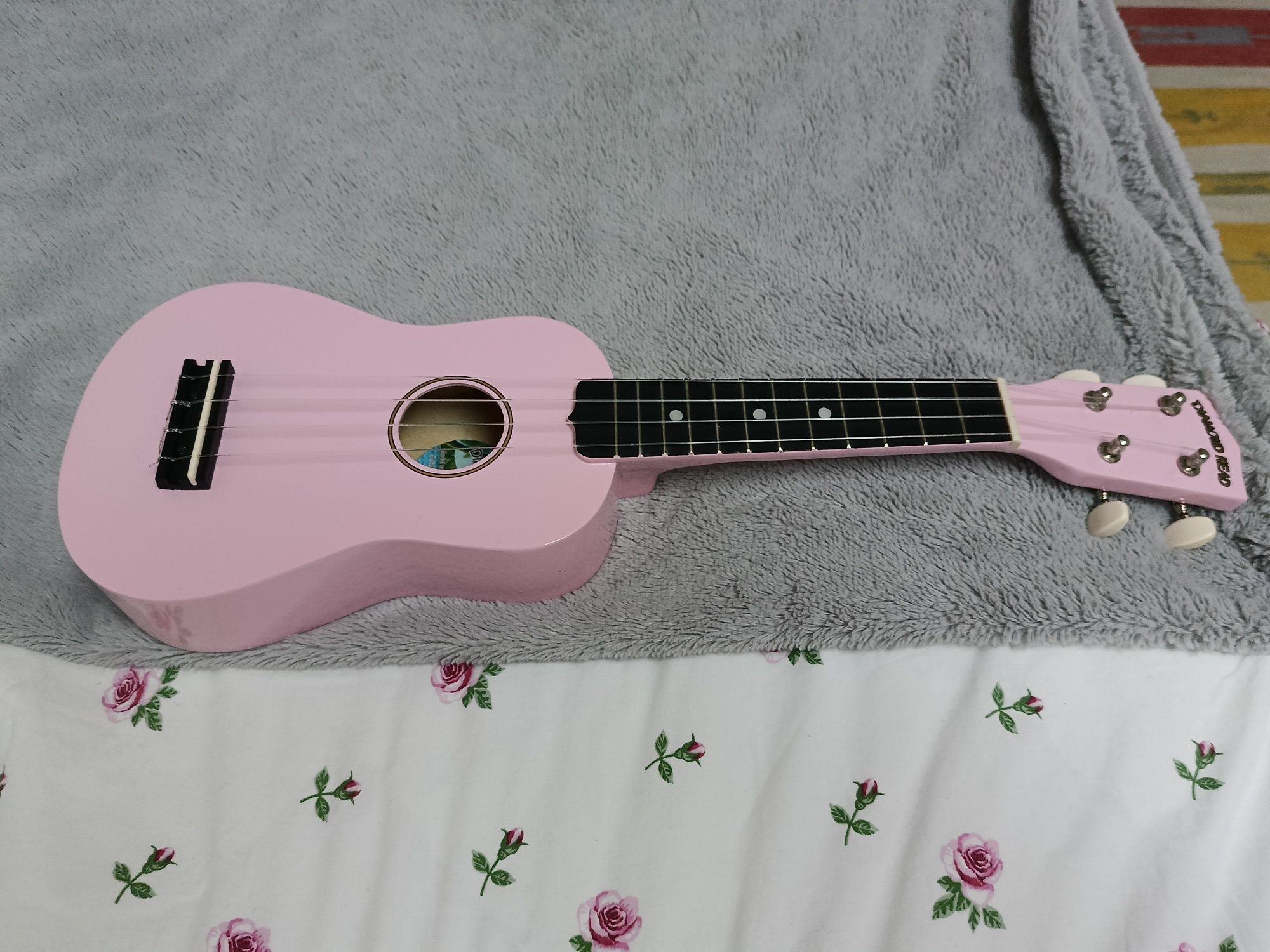 Ukulele instrument strunowy różowy