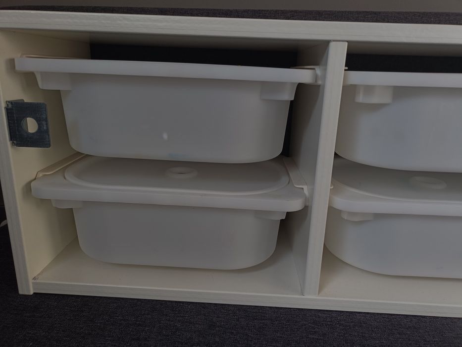 Ikea Trofast szafka ścienna plus Ikea Lack dwa stoliki