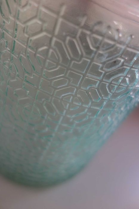 piękne błękitne szkło norweskie z wypukłą grafiką na powierzchni szkła