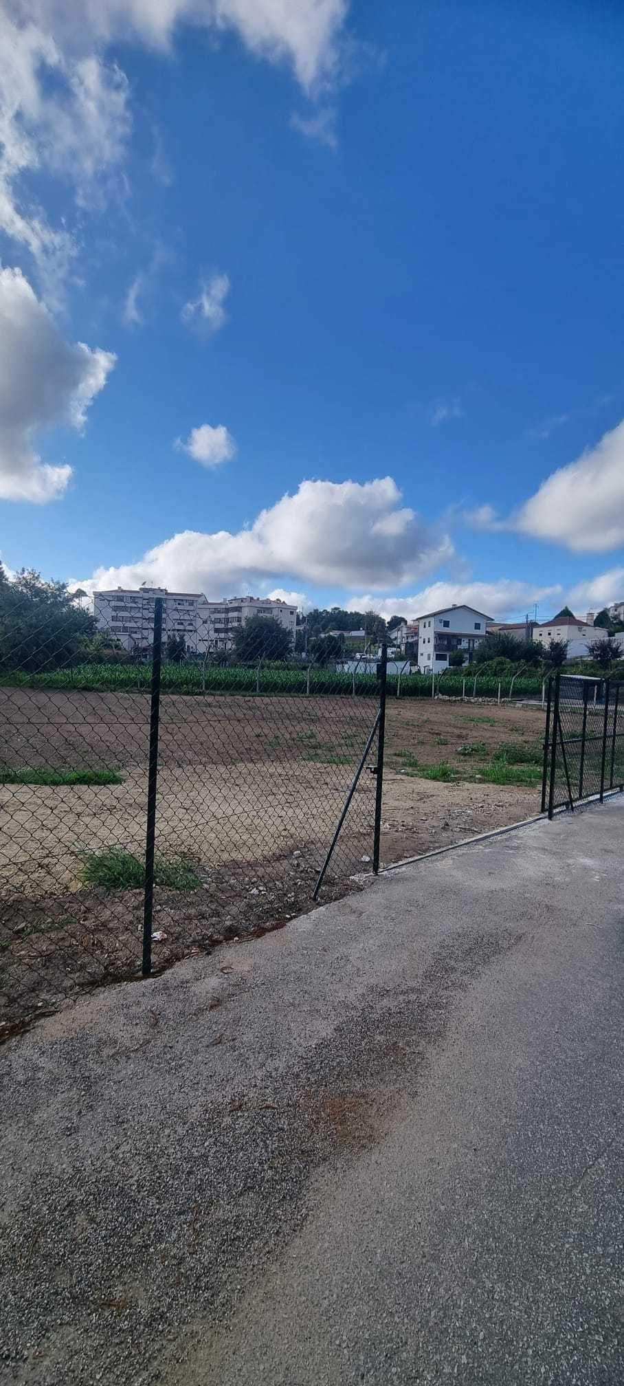 Arrenda-se - Lugar de Estacionamento/Armazenamento em Terreno Privado