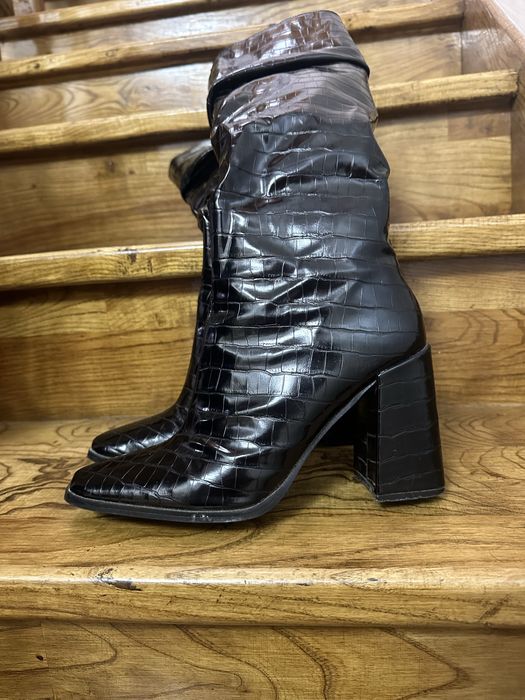 Трендові лакові чоботи на каблуку