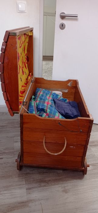 Arca em pinho com tampo e rodas