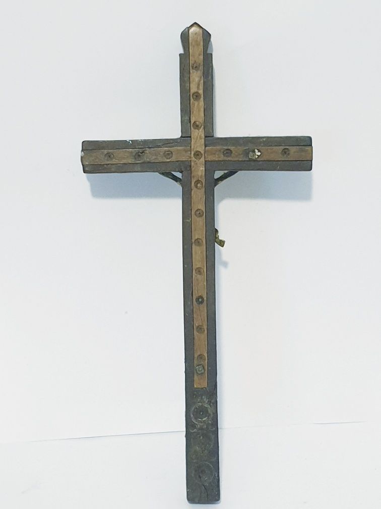 Antigo crucifixo de suspensão mural para restauro