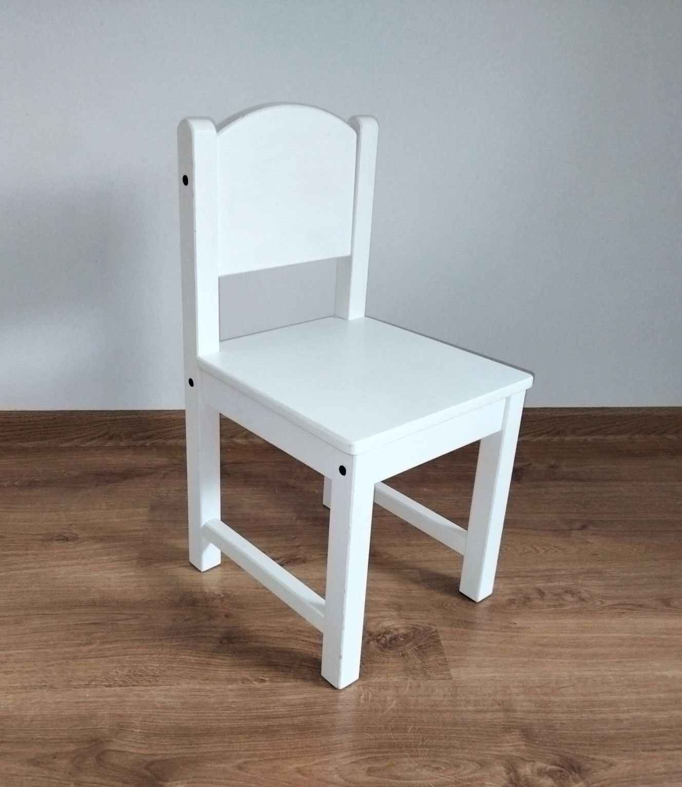 Białe drewniane krzesełko dziecięce Sundvik IKEA
