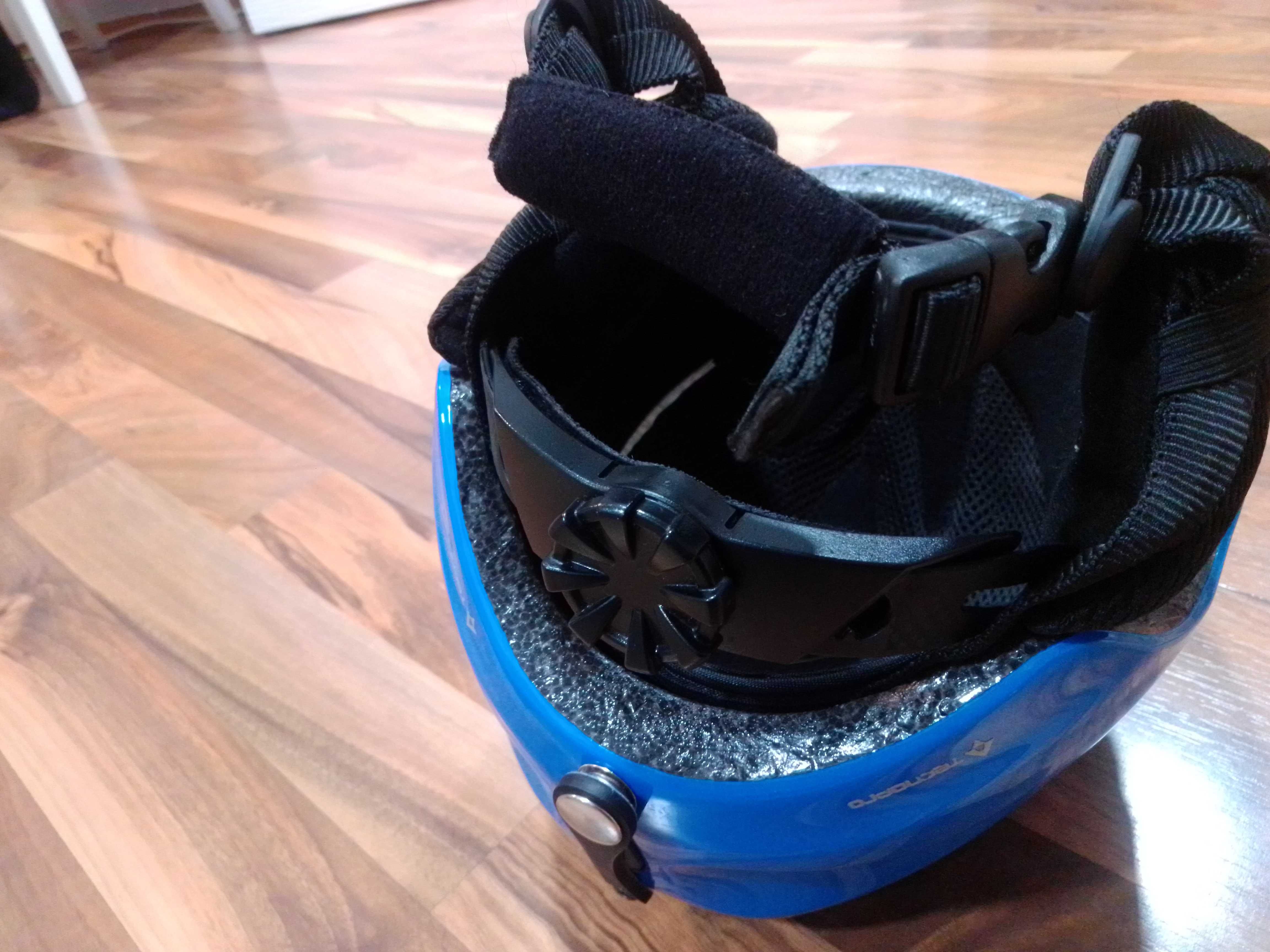 Kask narciarski lub snowboardowy dla młodego mistrza
