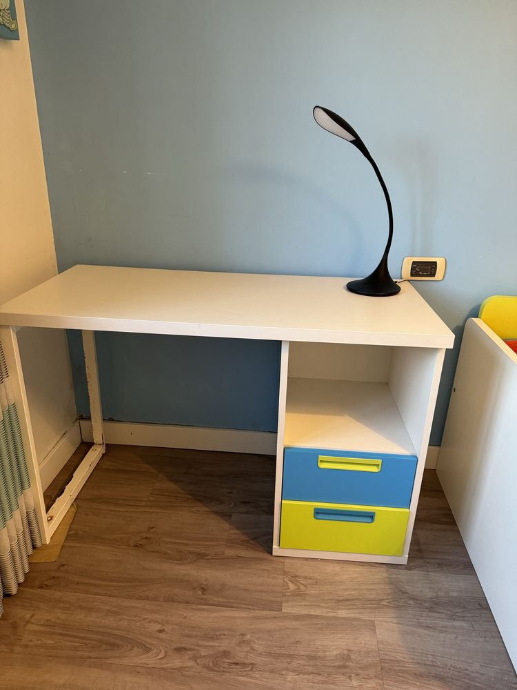 Cama de criança com oferta de secretária