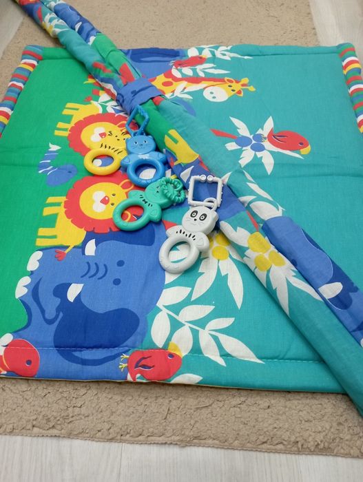 Дитячий розвиваючий килимок з дугами та іграшками