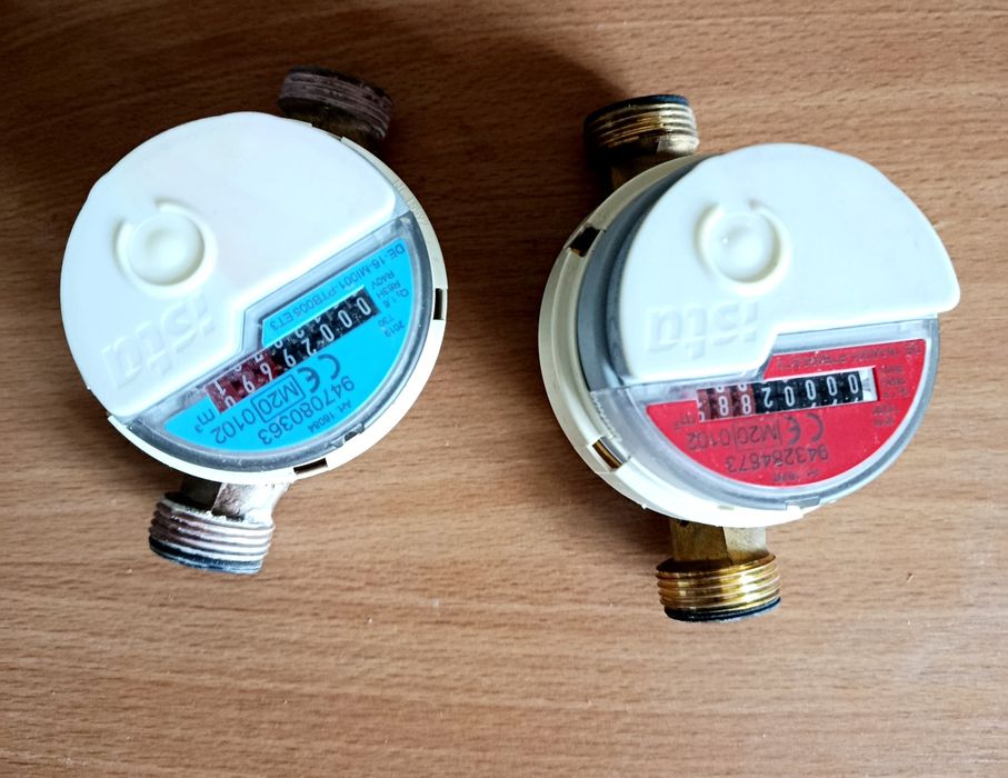 Wodomierz Ista do wody ciepłej i zimnej.