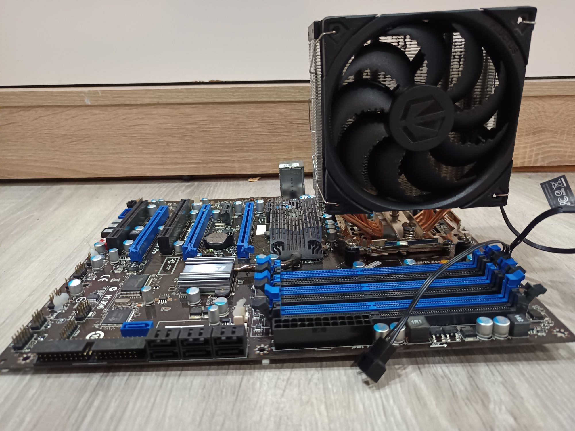 Płyta główna plus Intel core radiator oraz ramy