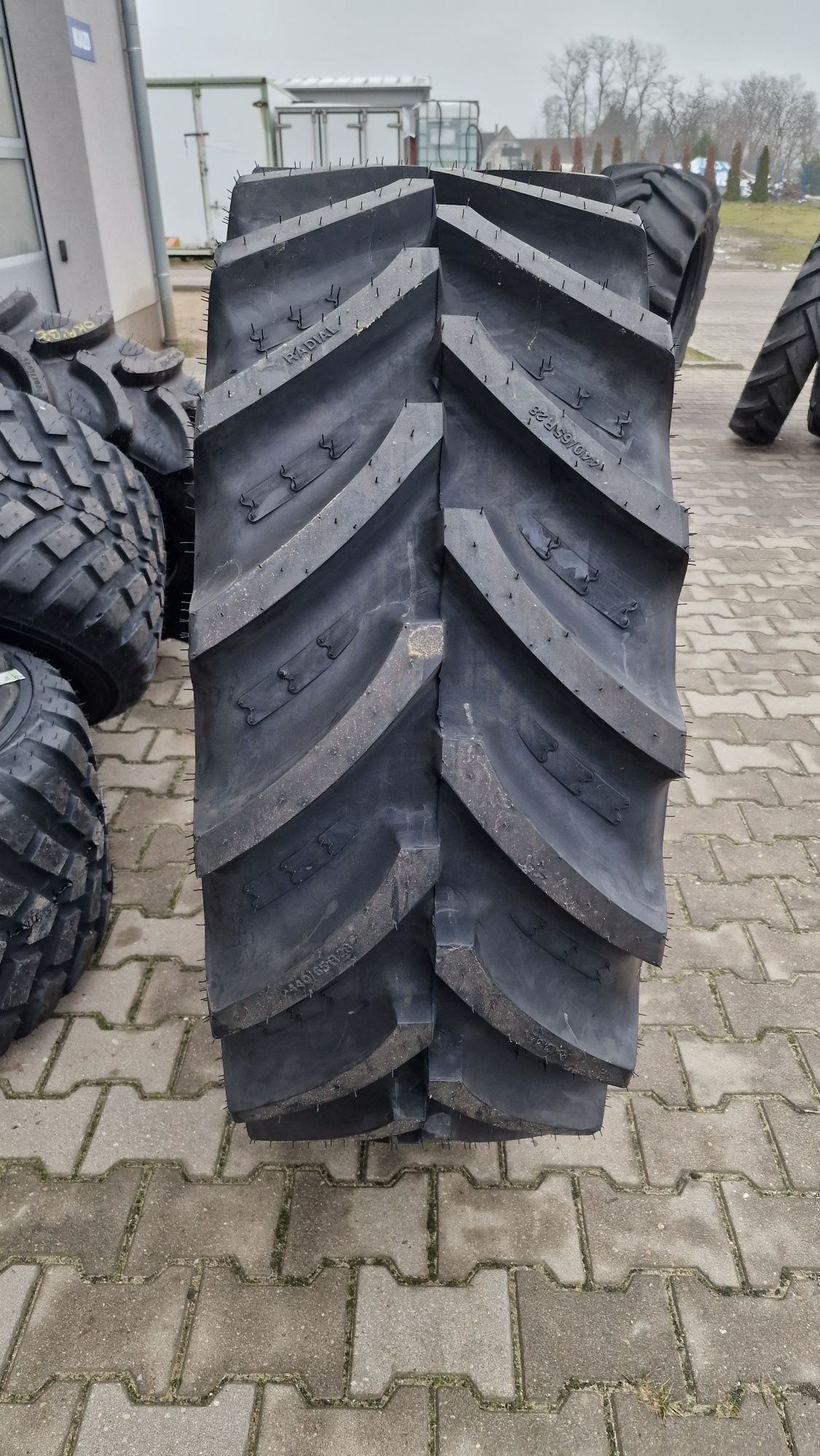 Opona 440/65r28  BKT