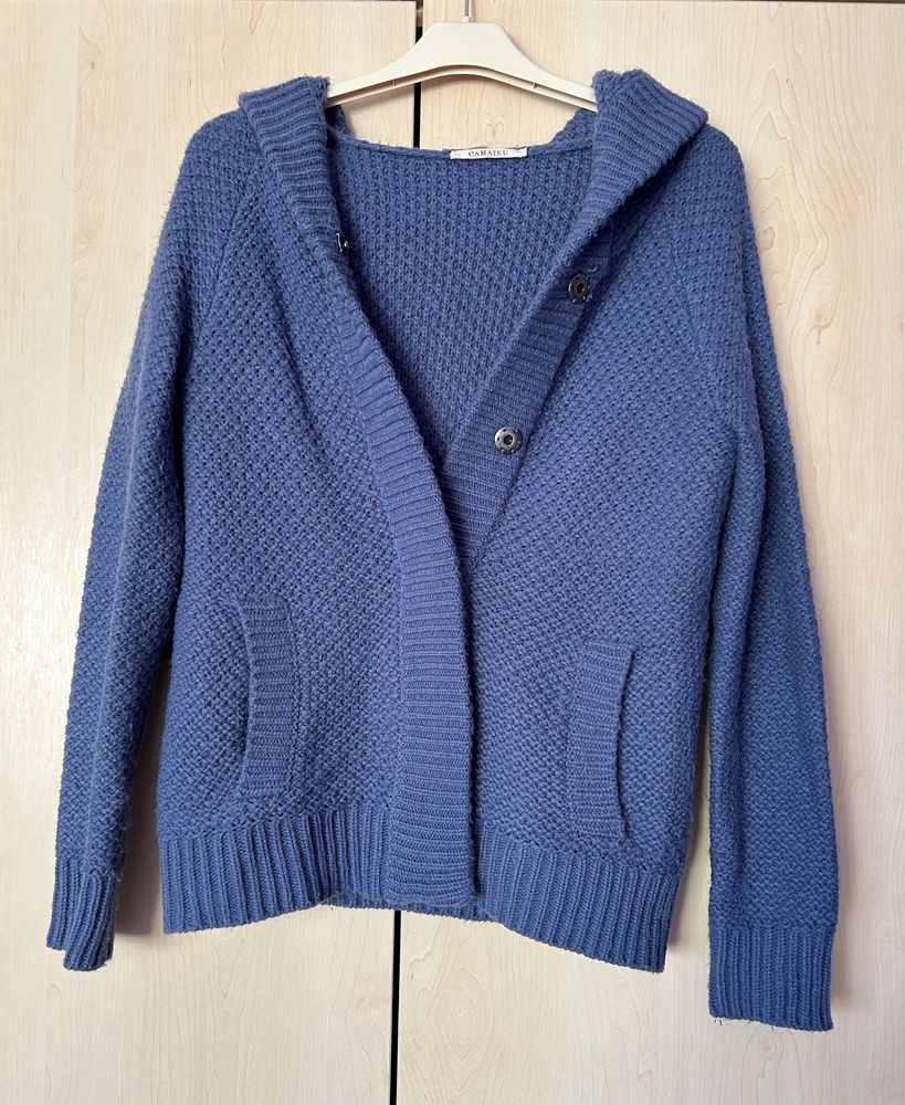 Niebieski sweter z kapturem Camaïeu