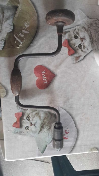 Stara wiertarka ręczna z okresu PRL-u sprawna drewniane pochwyty