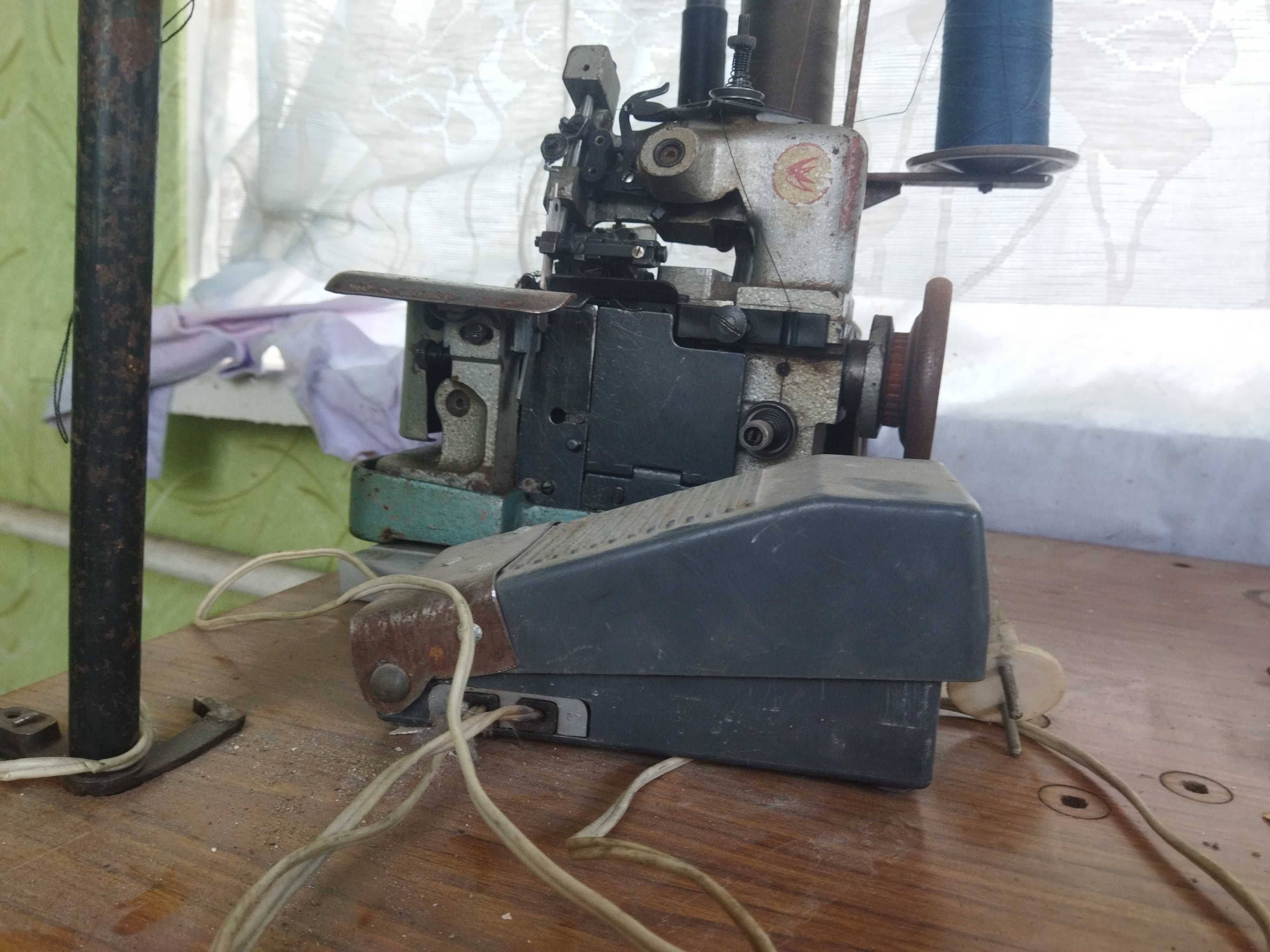 Швейная машина электрическая оверлок