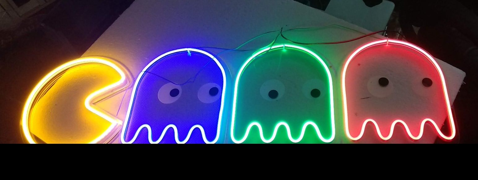 Pac man em neon de várias cores