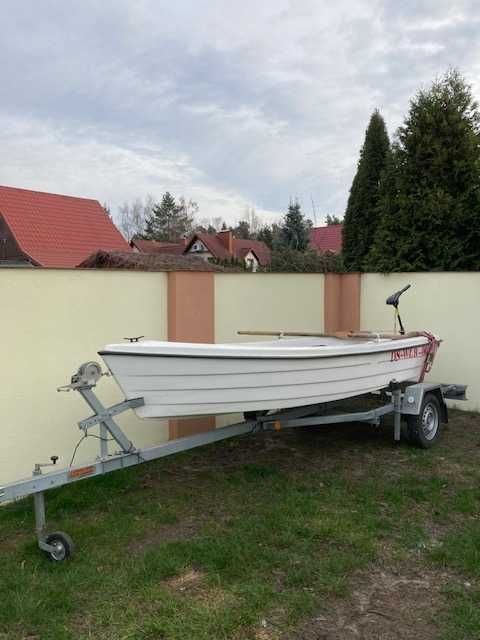 łódź wędkarska z przyczepką i silnikiem