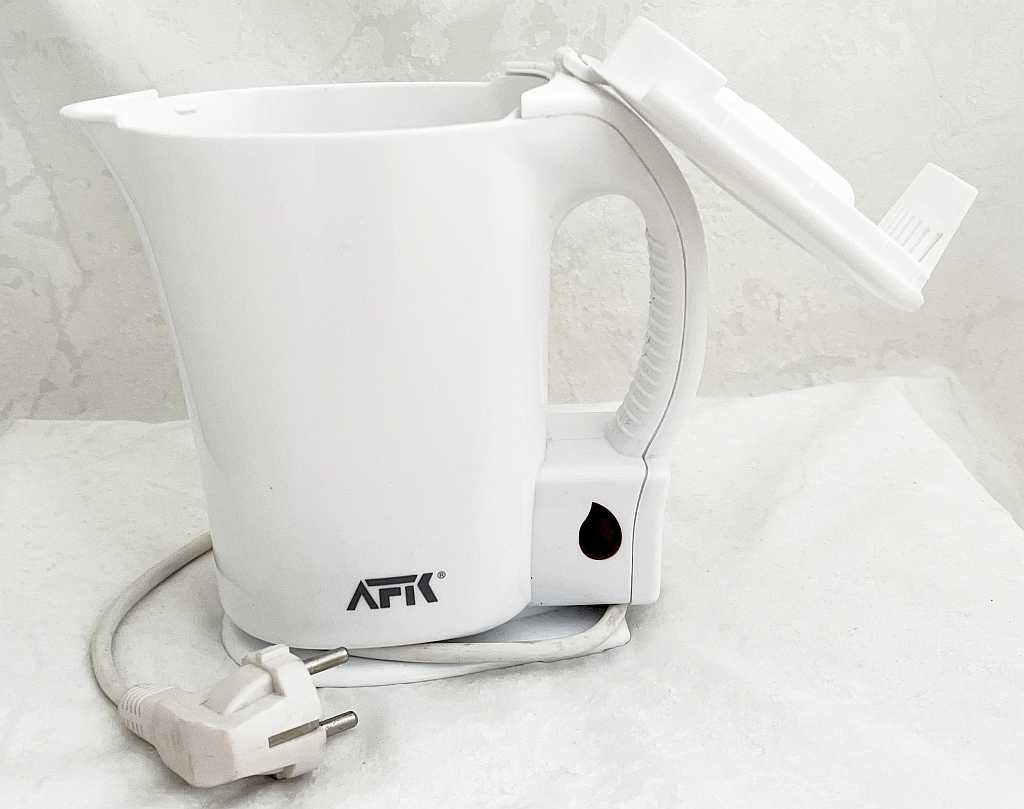 Czajnik elektryczny biały marki AFK Germany pojemność 1 litra.