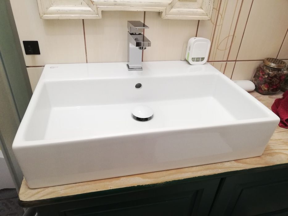 Umywalka Ideal Standard + kran Omnires