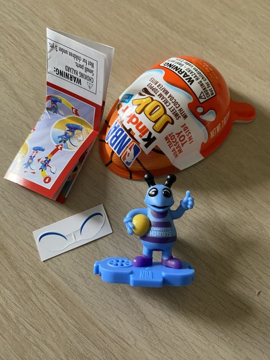 Figurka z kolekcji NBA «Charlotte Hornets» z Kinder Joy 2023