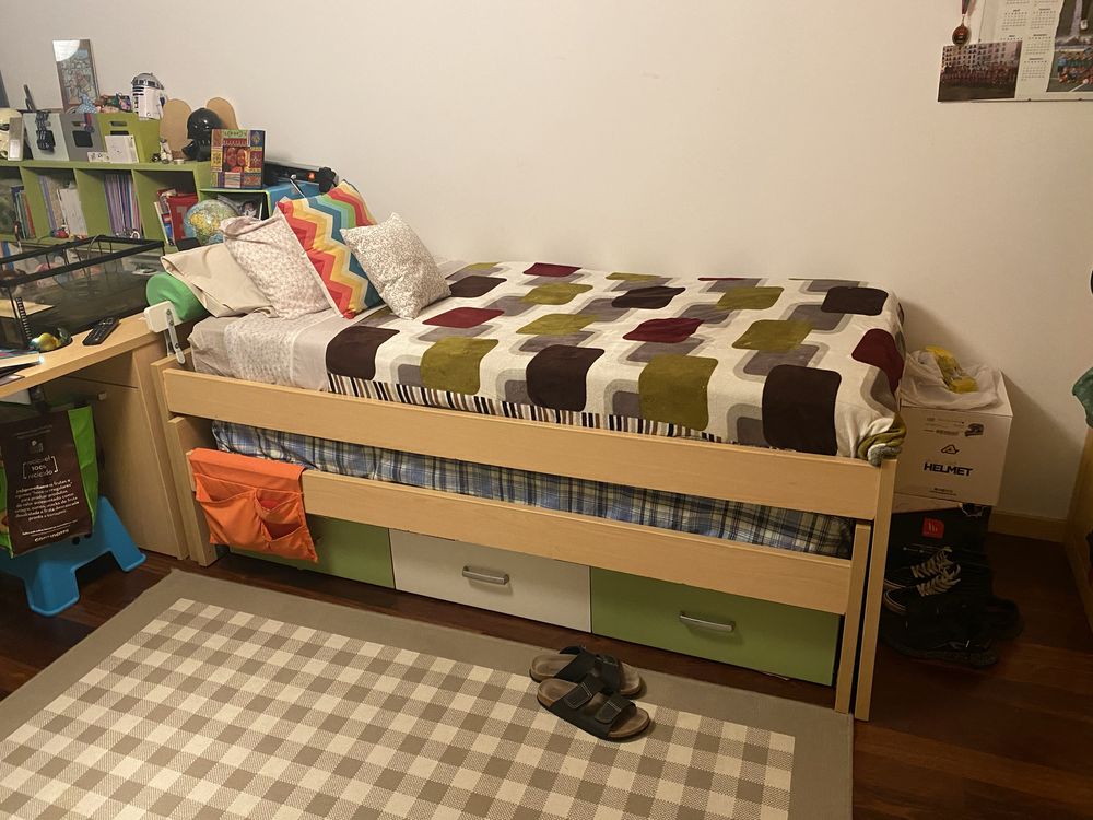 Mobilia de solteiro - 2 camas + camiseiro e armario