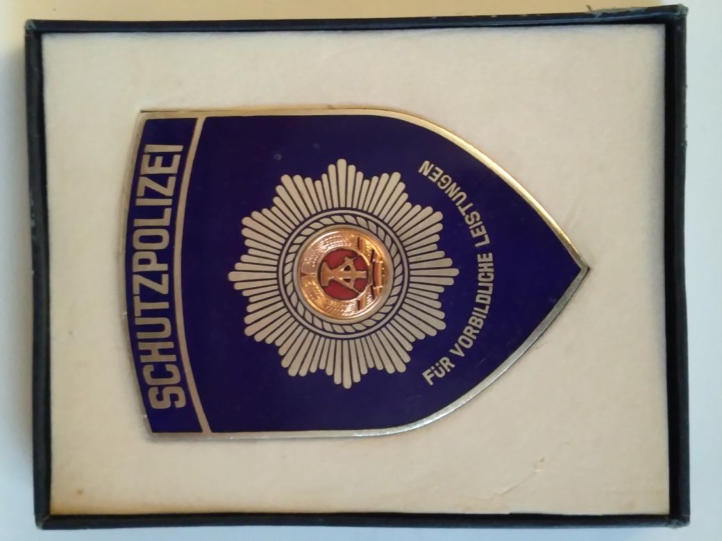 SCHUTZPOLIZEI III. Najwyższe odznaczenie policji DDR. Rarytas.