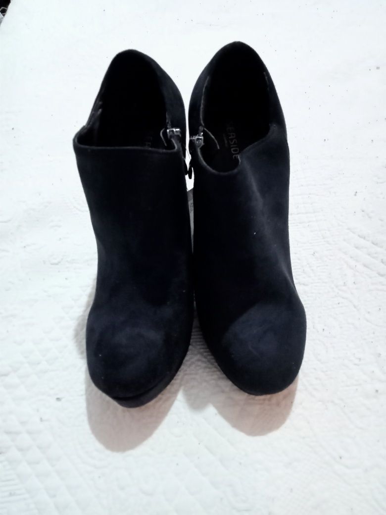 Botas Novas com etiqueta tamanho 36.