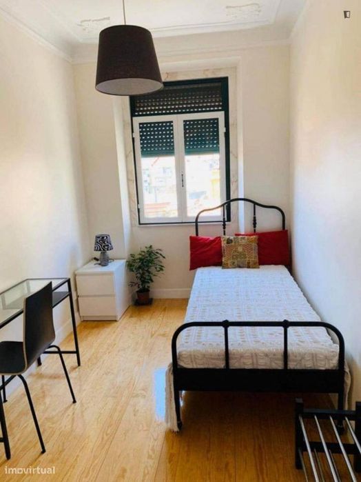 727115 - Quarto com cama de solteiro em...