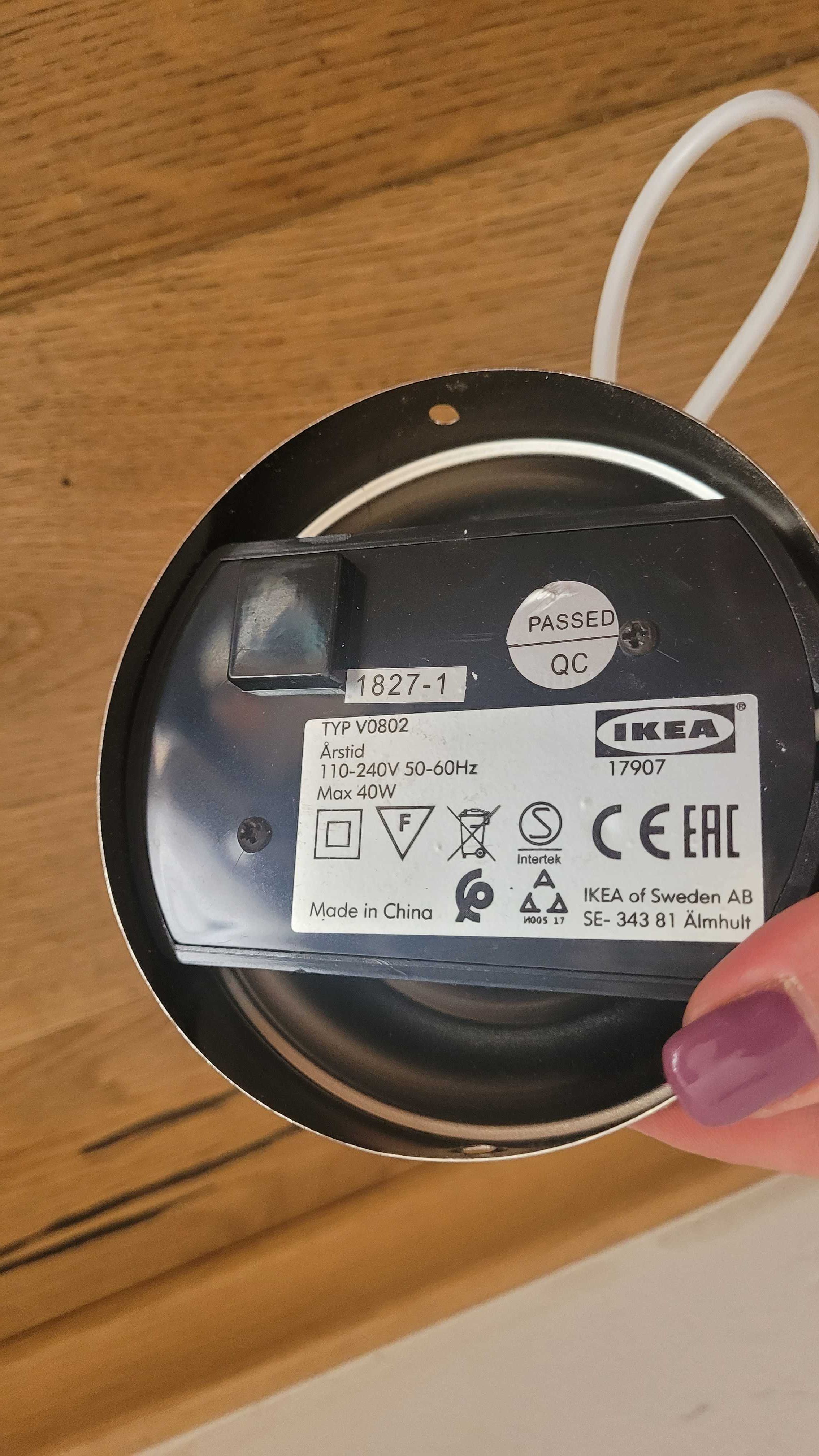 Lampka IKEA przy łóżku do ściany, srebrna, mleczny klosz, max 40W