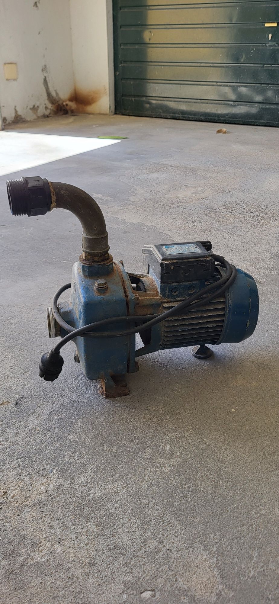 Bomba de tirar agua com pouco uso