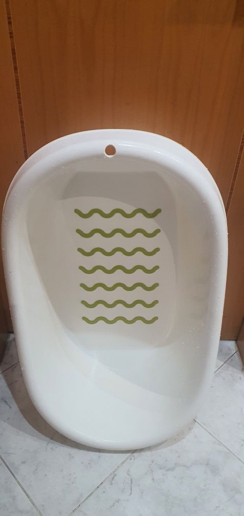 Banheira de bébé em bom estado.
