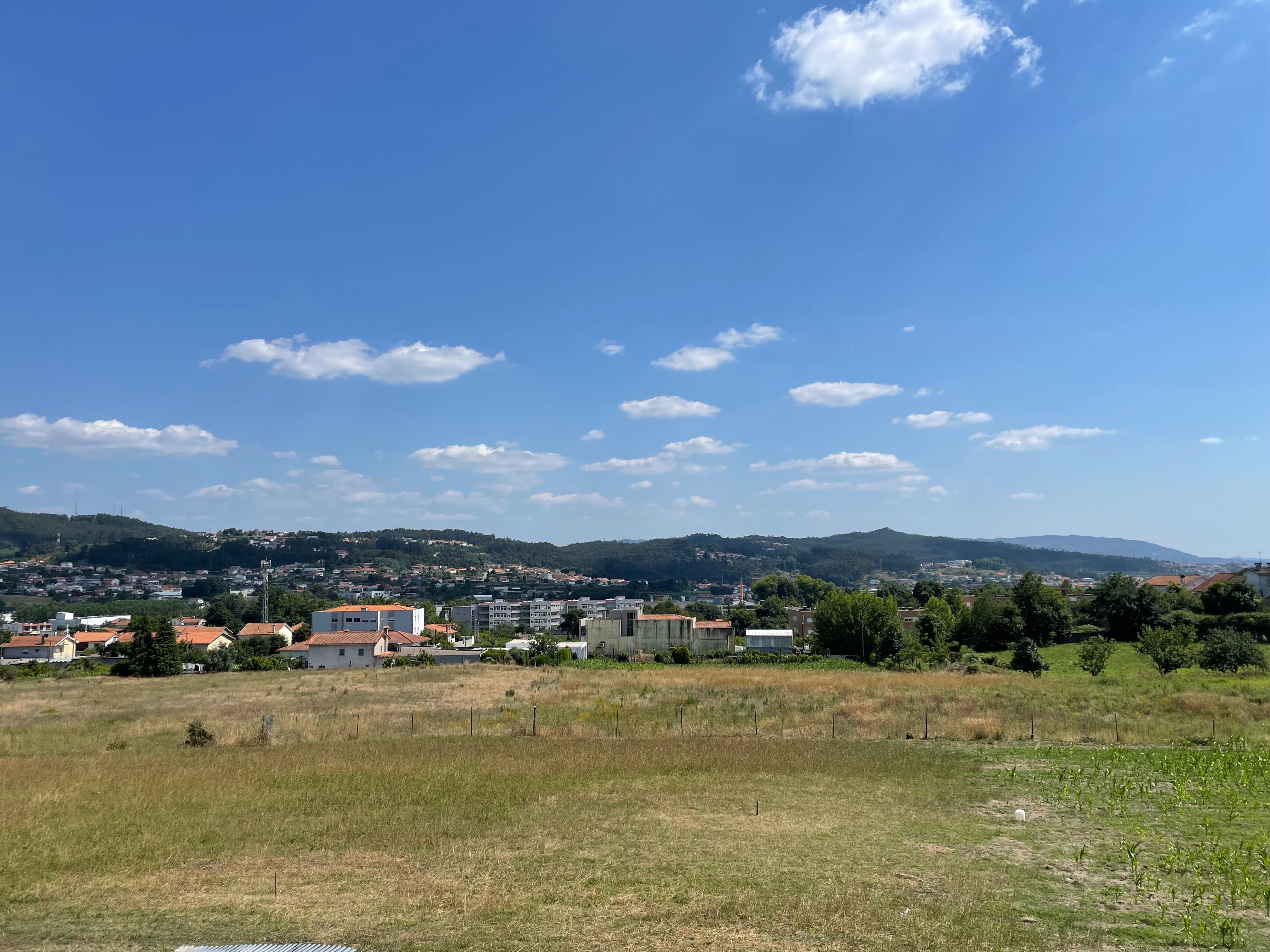 Terreno com Moradia.