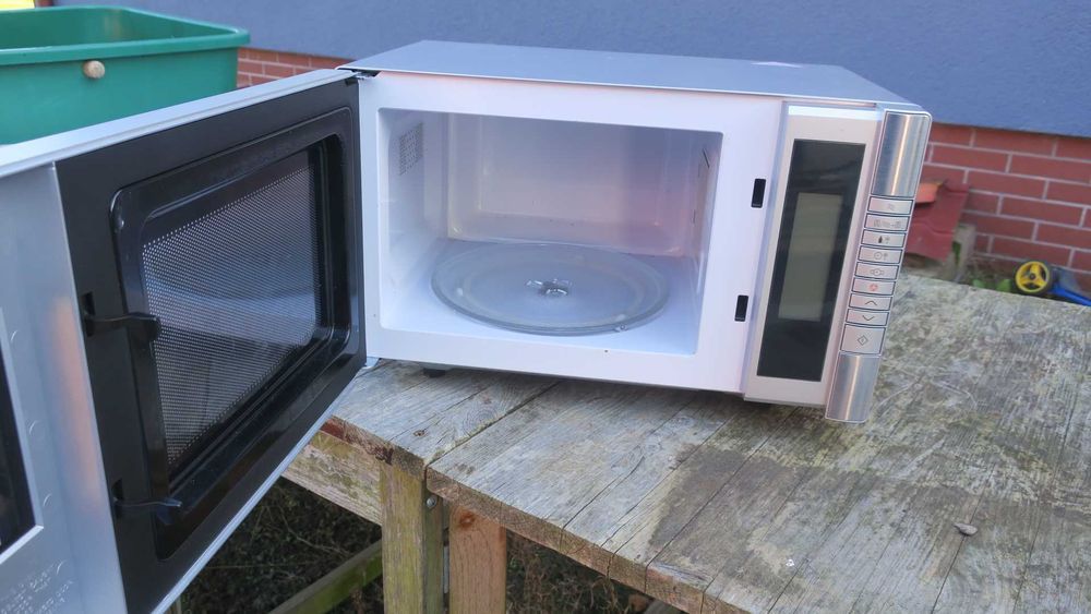 Kuchenka mikrofalowa Quigg MD16550 grill