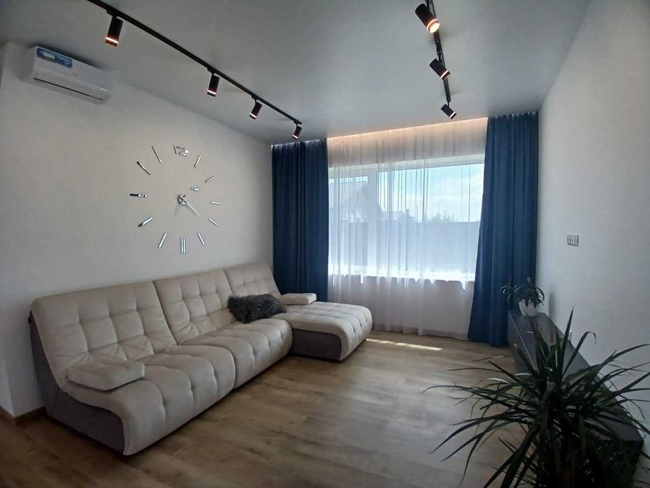 Продам новий будинок на березі озера з бассейном в КГ Міжріччя