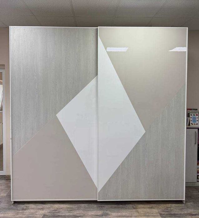 Продається виставкова шафа