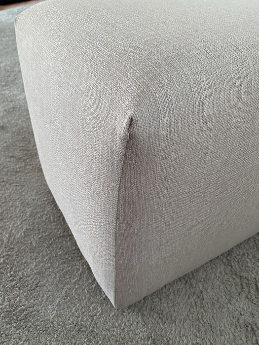 Banqueta estofada em tom acinzentado nova