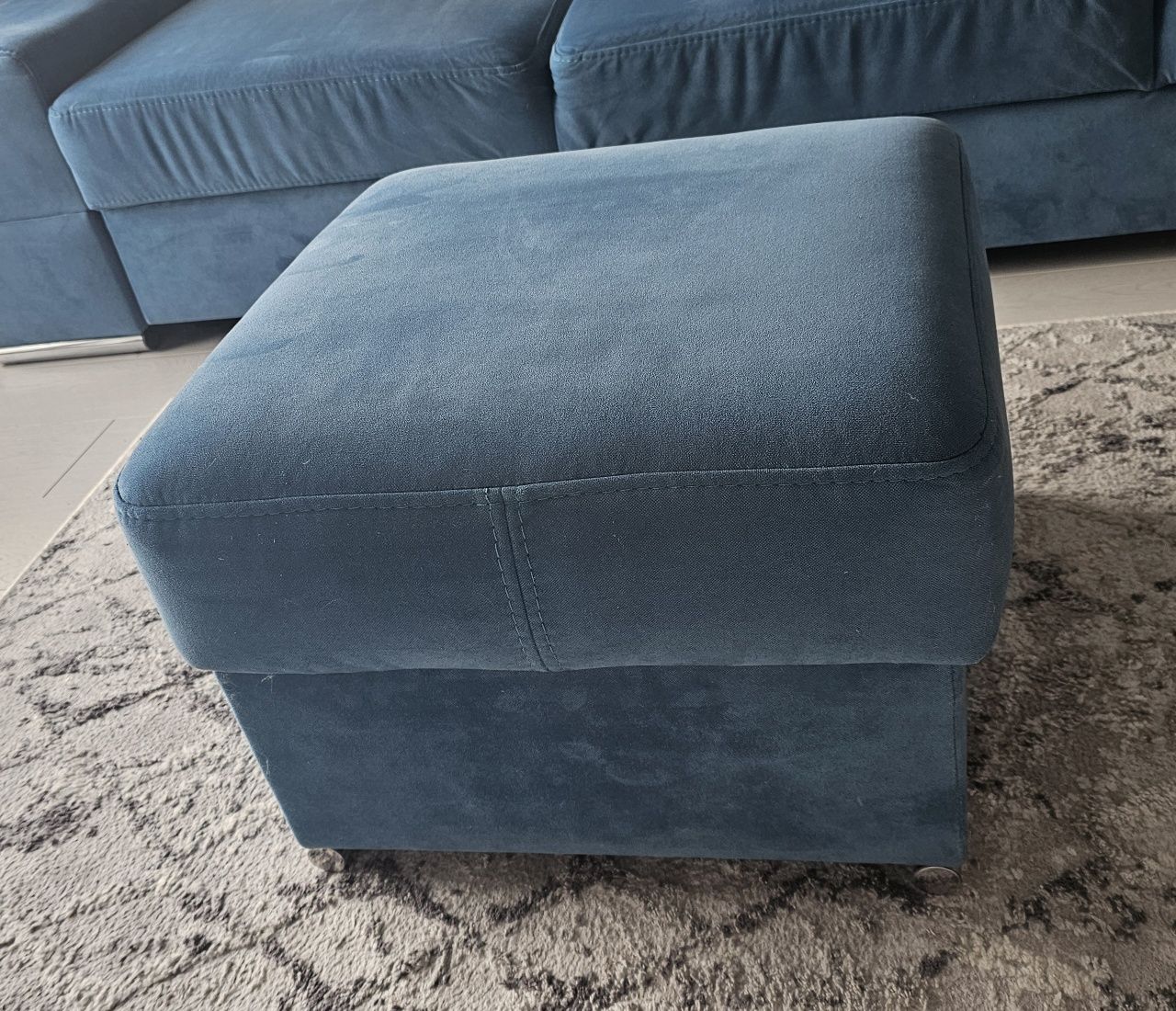 Sofa z pojemnikiem i funkcją spania, pufa gratis!