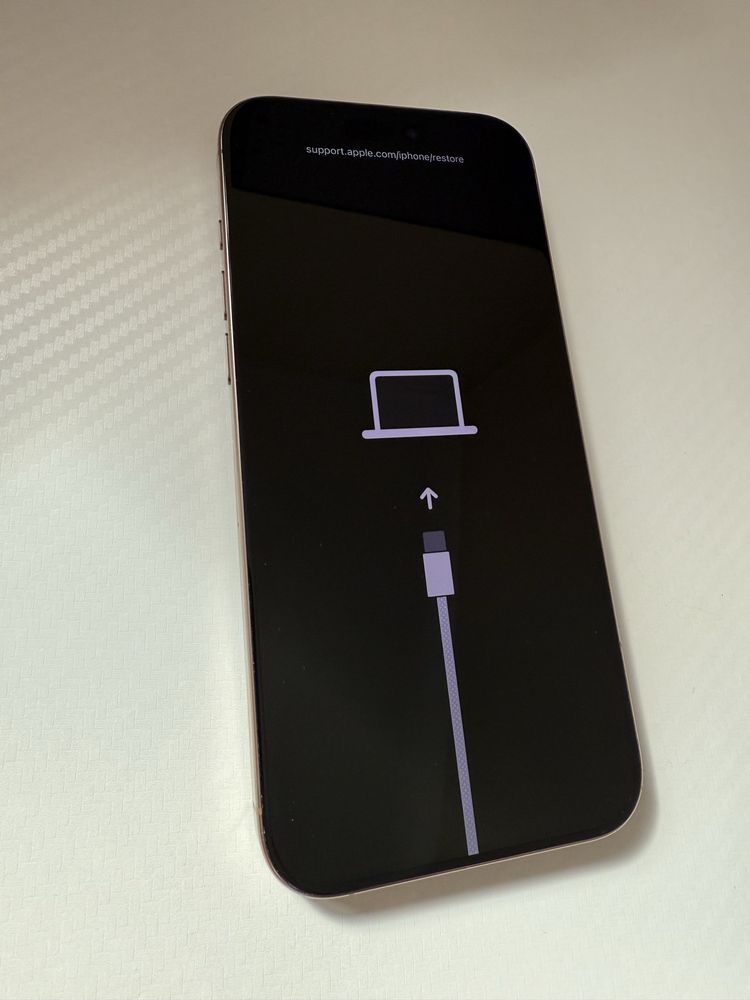iPhone 16 Pro Max uszkodzony, po zalaniu, w trybie recovery iCloud OFF