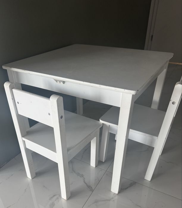 Drewniny Stoliczek dla dziecka z dwoma krzeselkami 60x60x49