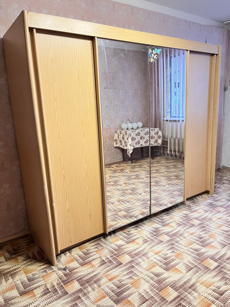 Шкаф - купе  с зеркалами 4-х дверный на роликах в спальню