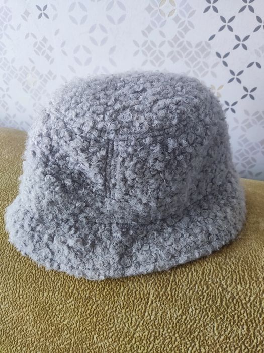 Сучасна жіноча  шляпка сірого кольору та чорна фетрова р.60