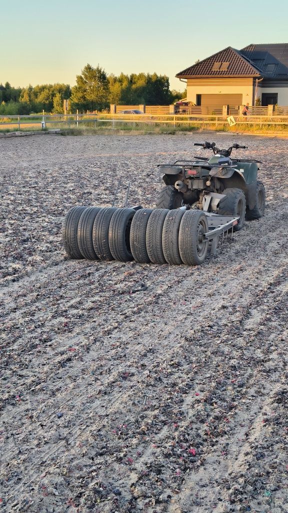 Równiarka do podłoży jeździeckich wraz z quadem Kawasaki KVF 360.