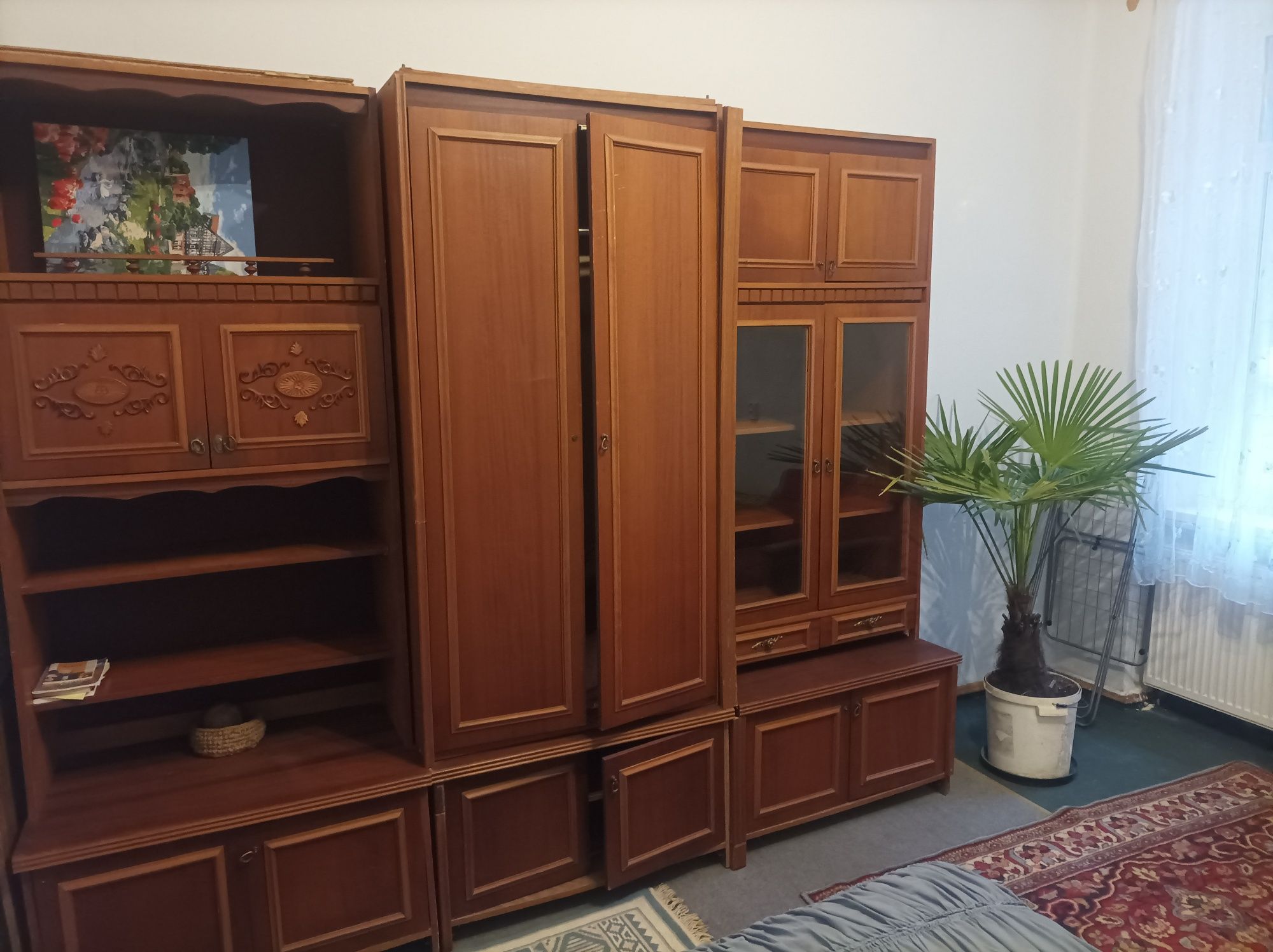 Здається двох кімнатна в тихому центрі.